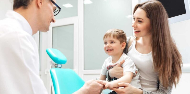 mãe-e-filho-visitam-dentista-min