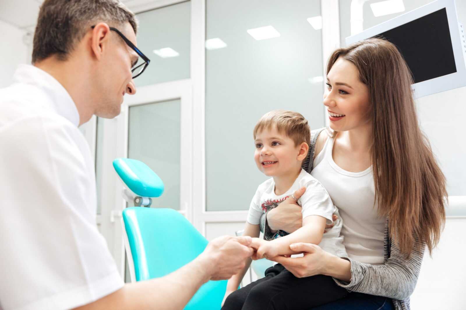 mãe-e-filho-visitam-dentista-min