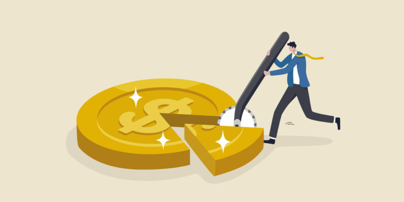 Ilustração com homem cortando moeda amarela ao meio demonstrando como funciona o split de pagamento